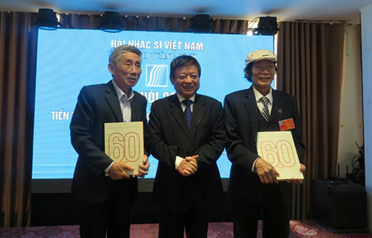 Hội Nhạc sỹ Việt Nam tặng ấn phẩm đặc biệt cho nhạc sỹ Hoàng Sông Hương và Quách Mộng Lân (Chi hội nhạc sỹ Việt Nam tỉnh Quảng Bình)