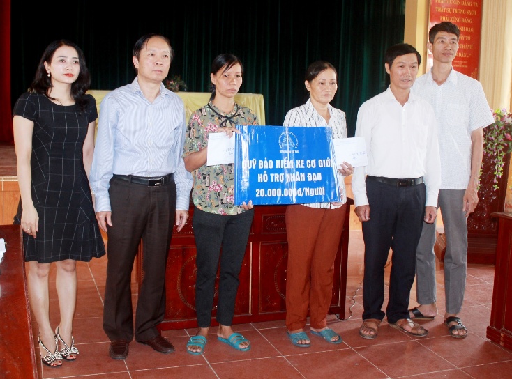 Quỹ Bảo hiểm Xe cơ giới trao hỗ trợ nhân đạo cho người thân một nạn nhân tử vong vì TNGT ở tỉnh Hải Dương. 