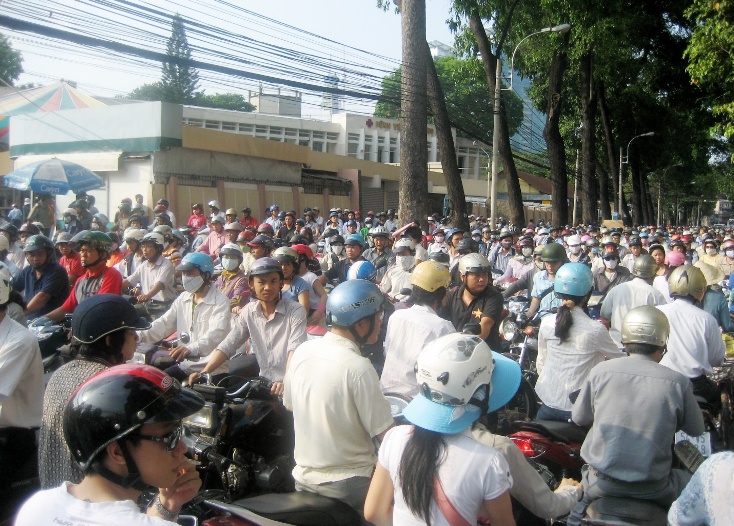Bùng nổ xe máy và ý thức tham gia giao thông chưa cao là những nguyên nhân khiến số lượng tai nạn giao thông không ngừng tăng lên.