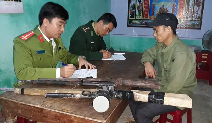 Lực lượng chức năng hoàn chỉnh hồ sơ giao nộp vũ khí