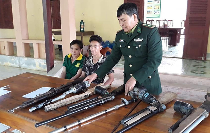 Nhiều loại vũ khí khác nhau đã được đồng bào giao nộp tại đồn biên phòng