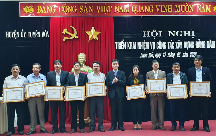 Lãnh đạo Huyện ủy Tuyên Hóa trao giấy khen cho các chi bộ, đảng viên đạt danh hiệu “Trong sạch, vững mạnh” tiêu biểu và đảng viên “Hoàn thành xuất sắc nhiệm vụ” 5 năm, giai đoạn 2015-2019.