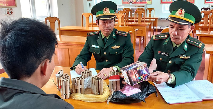 Người dân trên địa bàn tự nguyện đến đồn Biên phòng Nhật Lệ giao nộp pháo nổ. 