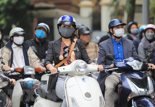 Khá nhiều người dân ưa chuộng khẩu trang vải vì sự tiện dụng khi ra đường. (Ảnh: Thành Đạt/TTXVN)