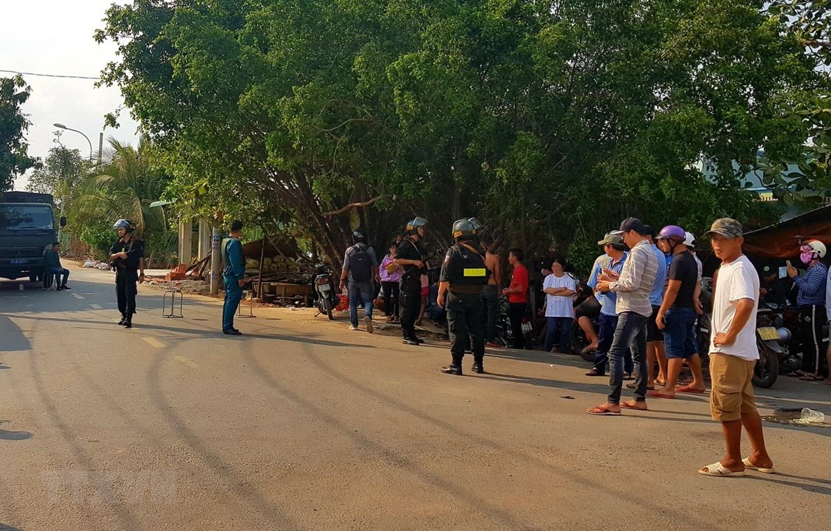 Công an phong tỏa, truy bắt đối tượng Tuấn trên địa bàn huyện Củ Chi. (Ảnh: Thành Chung/TTXVN)