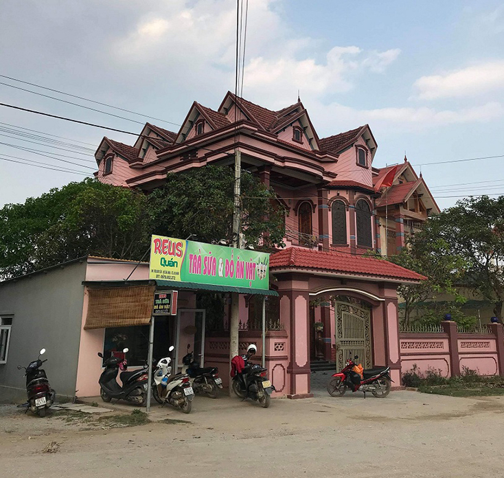 Nhà của đối tượng Hoàng Hữu Cường luôn kín cổng, tường cao và luôn có người canh gác.