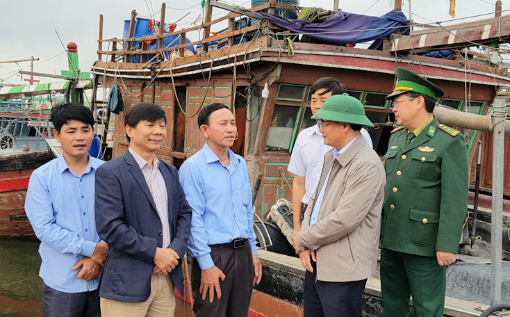 Đồng chí Lê Minh Ngân, Phó Chủ tịch UBND tỉnh thăm hỏi, động viên ngư dân thôn Cồn Sẻ, xã Quảng Lộc, thị xã Ba Đồn. Ảnh: Nguyễn Hoàng (Báo Quảng Bình)