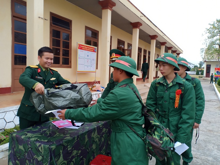 Cấp phát quân trang cho chiến sỹ mới.