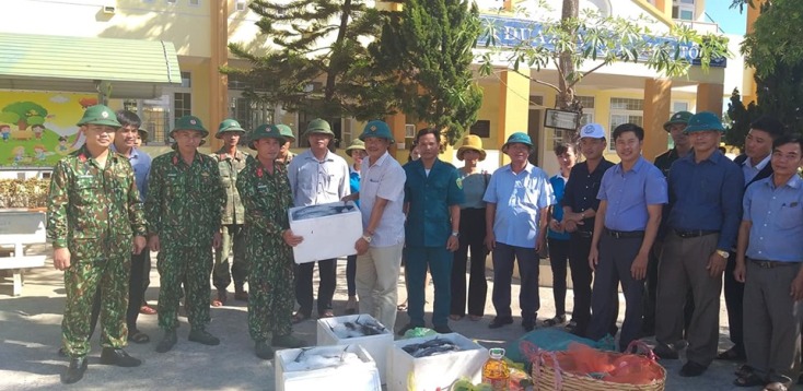   Ban chỉ đạo xây dựng cơ sở xã Hải Ninh và Gia Ninh tặng thực phẩm cho các đơn vị diễn tập năm 2019. 