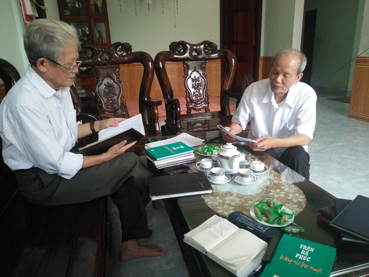 Dù tuổi đã cao, nhưng các hội viên câu lạc bộ thơ người cao tuổi phường Đồng Sơn luôn cần mẫn sáng tác để cho ra đời những bài thơ hay.