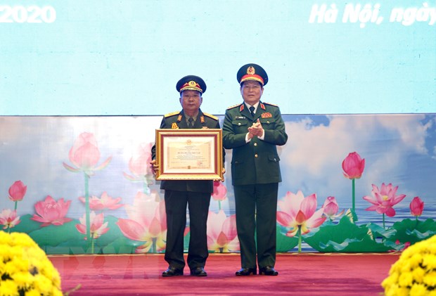 Đại tướng Ngô Xuân Lịch, Uỷ viên Bộ Chính trị, Phó Bí thư Quân uỷ Trung ương, Bộ trưởng Bộ Quốc phòng trao Huân chương Độc lập hạng Nhất cho Đại tướng Chansamone Chanyalath, Bộ trưởng Bộ Quốc phòng CHDCND Lào. (Ảnh: Dương Giang/TTXVN)