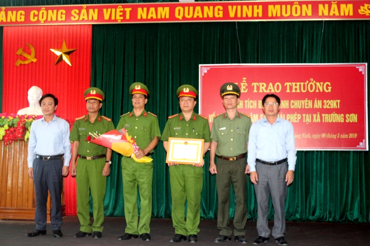 Lãnh đạo huyện Quảng Ninh khen thưởng thành tích đấu tranh chuyên án 329KT về khai thác lâm sản trái phép tại xã Trường Sơn.