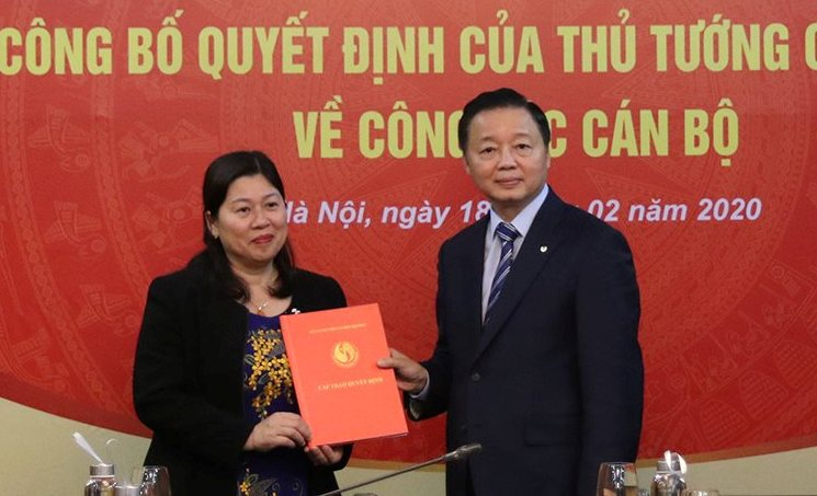  Bộ trưởng Trần Hồng Hà trao quyết định cho bà Trần Thị Phương Hoa.