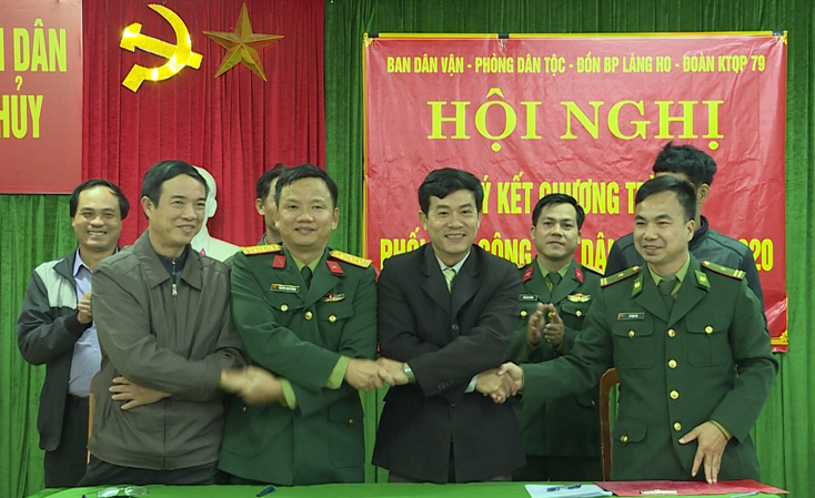 Đại diện các phòng, ban, đơn vị đóng quân trên địa bàn các xã miền núi huyện Lệ Thủy ký kết chương trình phối hợp công tác dân tộc