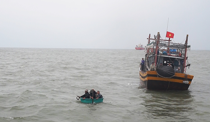 6 thuyền viên trên tàu QB 92153 TS bơi thuyền thúng từ tàu QB 92260 TS sang tàu BP 07.12.01