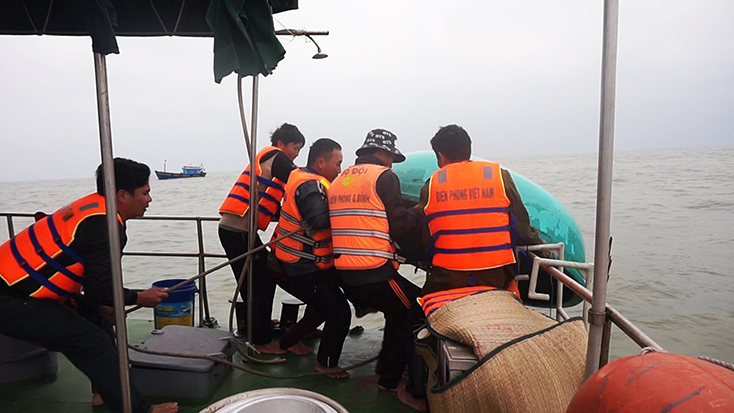 CBCS tàu BP 07.12.01 đưa 6 thuyền viên và thuyền thúng lên tàu Biên phòng