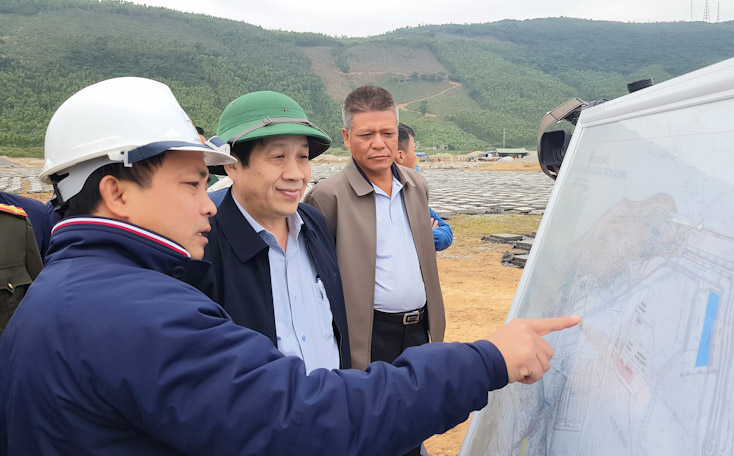 Đồng chí Nguyễn Xuân Quang, Phó Chủ tịch Thường trực UBND tỉnh kiểm tra tiến độ thi công các gói thầu dự án Cơ sở hạ tầng nhà máy nhiệt điện Quảng Trạch.