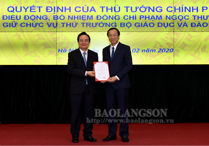 Bộ trưởng Bộ Giáo dục và Đào tạo Phùng Xuân Nhạ trao quyết định của Thủ tướng Chính phủ điều động, bổ nhiệm ông Phạm Ngọc Thưởng giữ chức vụ Thứ trưởng Bộ Giáo dục và Đào tạo. (Nguồn: baolangson.vn)