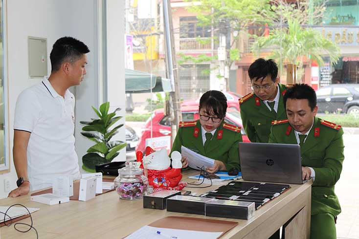 Lực lượng Công an Quảng Bình kiểm tra, phát hiện nhiều điện thoại, đồng hồ có trị giá hơn 250 triệu đồng không có hóa đơn chứng từ.