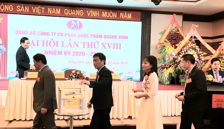 Các đại biểu bỏ phiếu bầu Ban Chấp hành Đảng bộ Quapharco nhiệm kỳ 2020-2025.