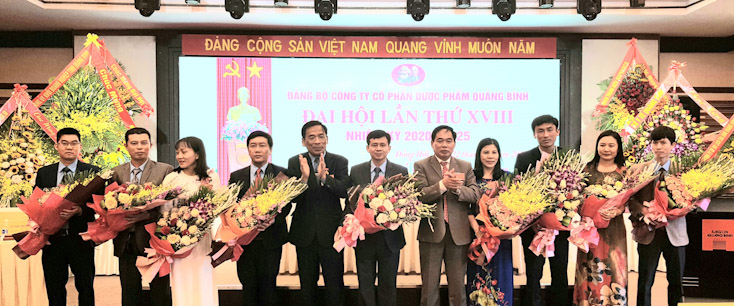 Ban chấp hành Đảng bộ Quapharco nhiệm kỳ 2020-2025 ra mắt tại đại hội.