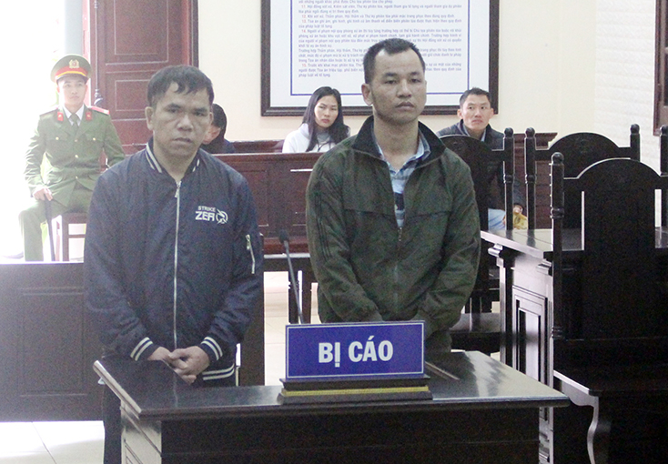 Hai bị cáo Cánh và Thông tại phiên tòa sơ thẩm. 
