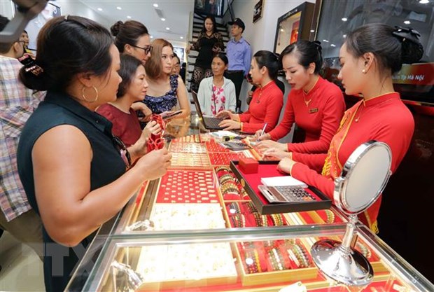  Khách mua bán vàng. (Ảnh: Trần Việt/TTXVN)