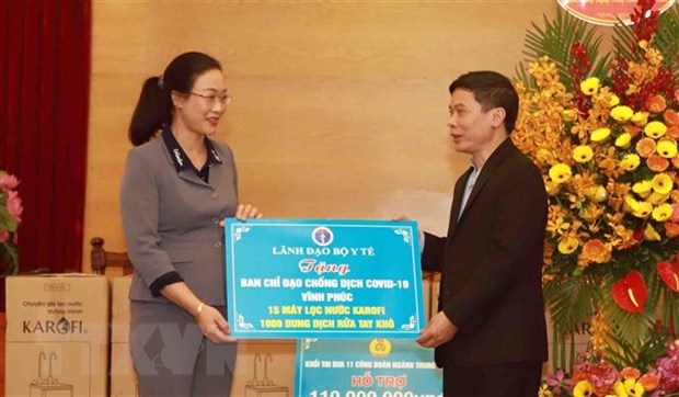 Đại diện đoàn công tác trao tặng máy lọc nước sát khuẩn cho Ban Chỉ đạo phòng chống dịch COVID-19 tỉnh Vĩnh Phúc. (Ảnh: Hoàng Hùng/TTXVN)