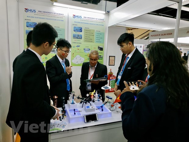  Hoc sinh Viet Nam dat giai Sang tao va Doi moi quoc te tai Malaysia hinh anh 1 Nhóm học sinh lớp 11 chuyên Lý - Trường chuyên Khoa học Tư nhiên - tại cuộc thi. (Nguồn: Vietnam+)