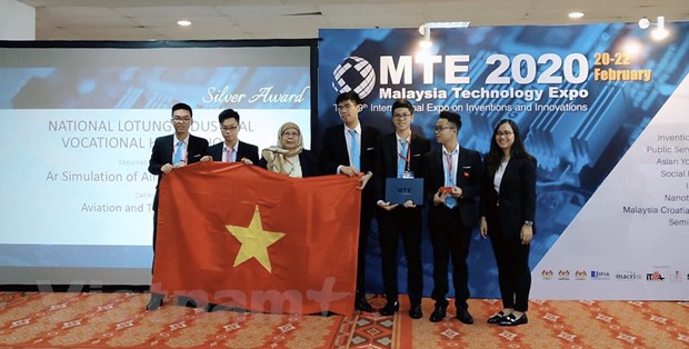  Hoc sinh Viet Nam dat giai Sang tao va Doi moi quoc te tai Malaysia hinh anh 2 Nhóm học sinh lớp 11 chuyên Lý - Trường chuyên Khoa học Tư nhiên - tại cuộc thi. (Nguồn: Vietnam+)