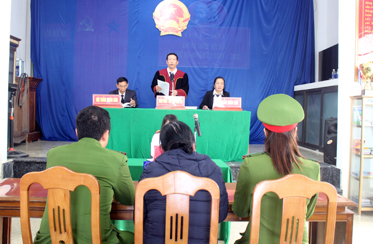 Một vụ án liên quan đến buôn bán pháo nổ được TAND huyện Bố Trạch xét xử lưu động tại xã Hải Trạch.