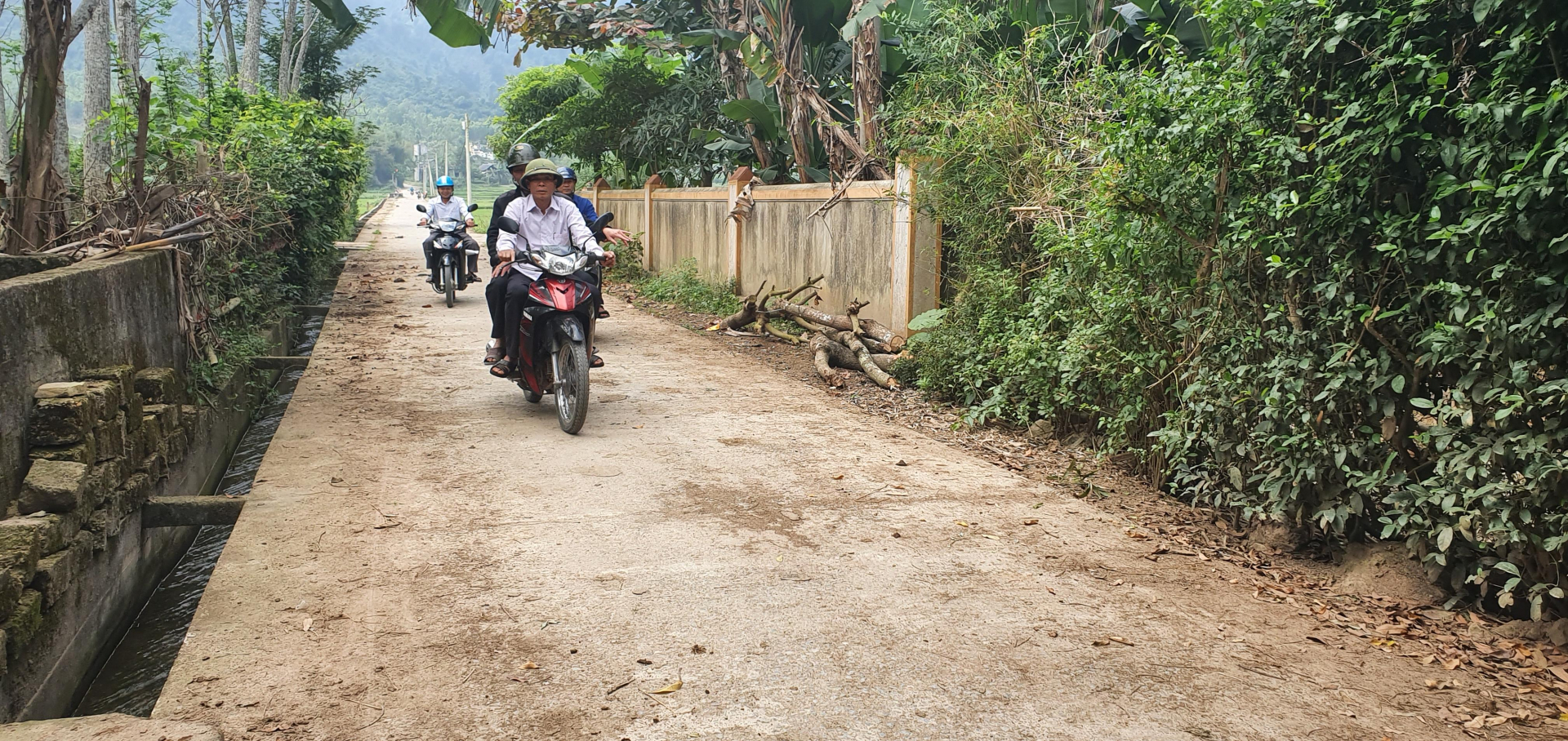 Một đoạn đường được đổ bê tông từ thôn Kinh Châu vào xóm Rú, được thực hiện từ nguồn hỗ trợ của con em xa quê và nguồn lực xã hội hóa.