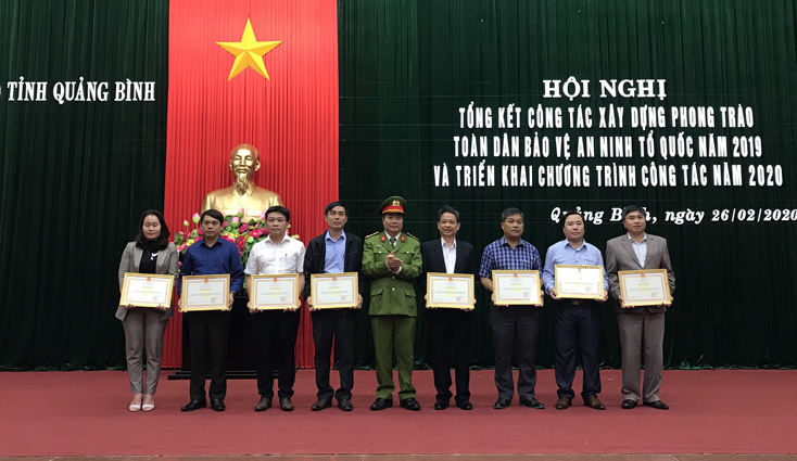 Thừa ủy quyền của Bộ trưởng Bộ Công an, đại diện lãnh đạo Công an tỉnh trao bằng khen cho các tập thể và cá nhân