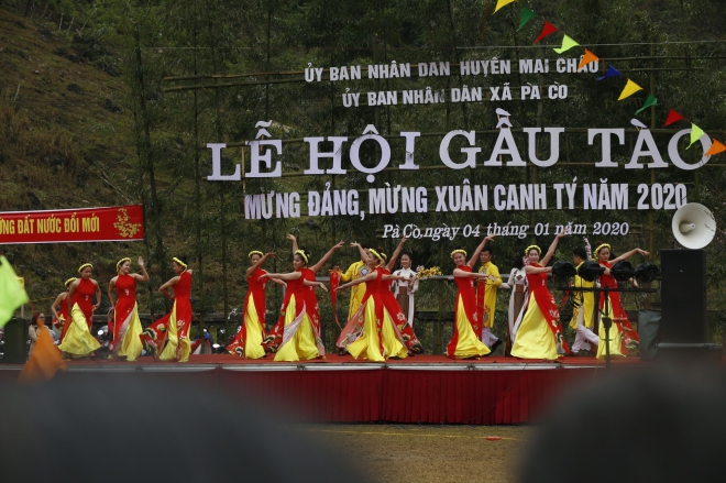  Tiết mục văn nghệ trình diễn trong buổi lễ khai mạc lễ hội Gầu Tào. Ảnh: Trọng Đạt/TTXVN