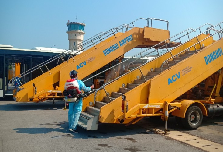   Cán bộ y tế dự phòng thực hiện phun hóa chất làm sạch môi trường để phòng, chống dịch bệnh.