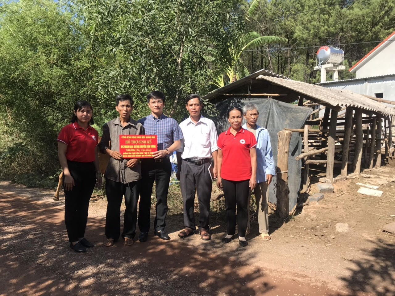   Thông qua nguồn hỗ trợ sinh kế của Hội Chữ thập đỏ huyện Lệ Thủy, nhiều gia đình đã vươn lên ổn định cuộc sống.