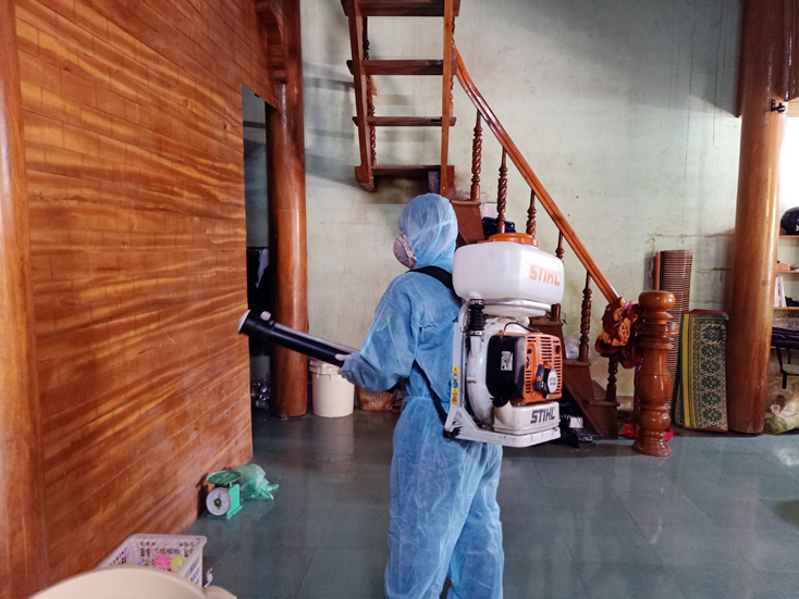 Phun khử trùng tại gia đình có người trở về từ Hàn Quốc ở xã Đức Hoá