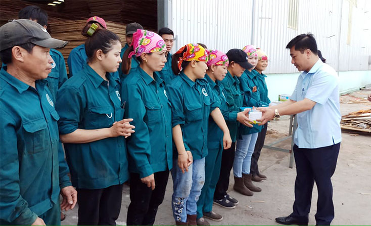 Lãnh đạo LĐLĐ tỉnh phát khẩu trang cho công nhân