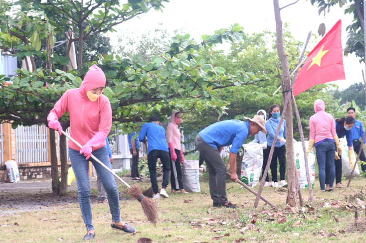 Đoàn viên thanh niên vệ sinh môi trường.