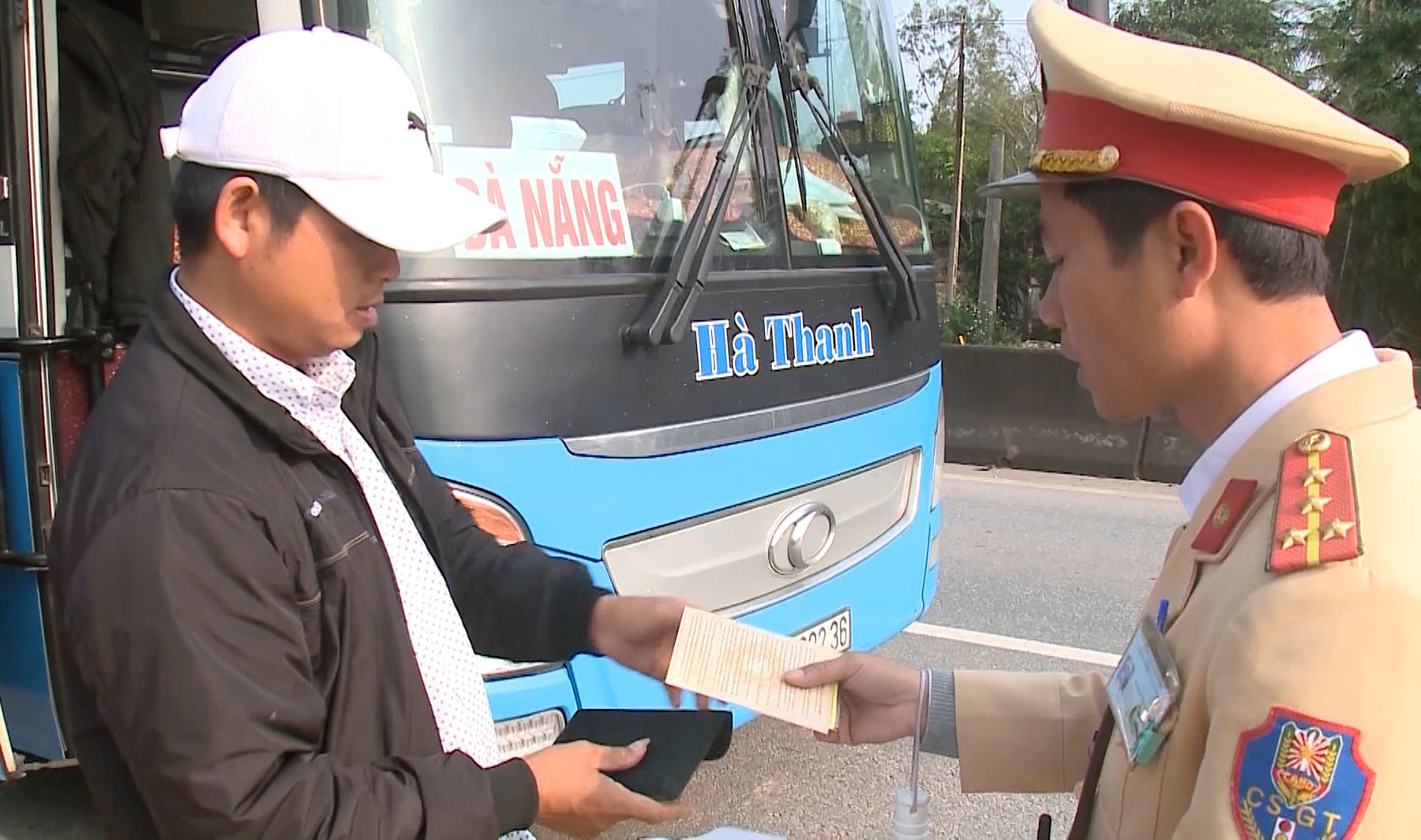 Lực lượng Cảnh sát giao thông thực hiện chuyên đề xử lý vi phạm nồng độ cồn trên địa bàn thành phố Đồng Hới