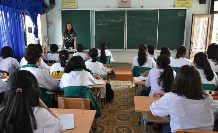 Sáng nay học sinh các trường THPT đã đến lớp học tập đông đủ. 