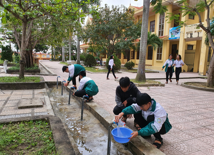 Các em học sinh tự giác rửa tay bằng xà phòng sau mỗi tiết học để phòng chống dịch bệnh hiệu quả.