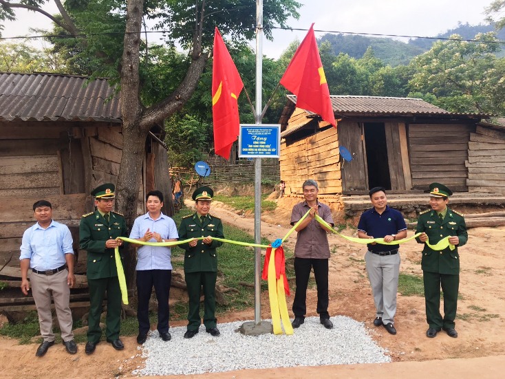Cắt băng khánh thành công trình  