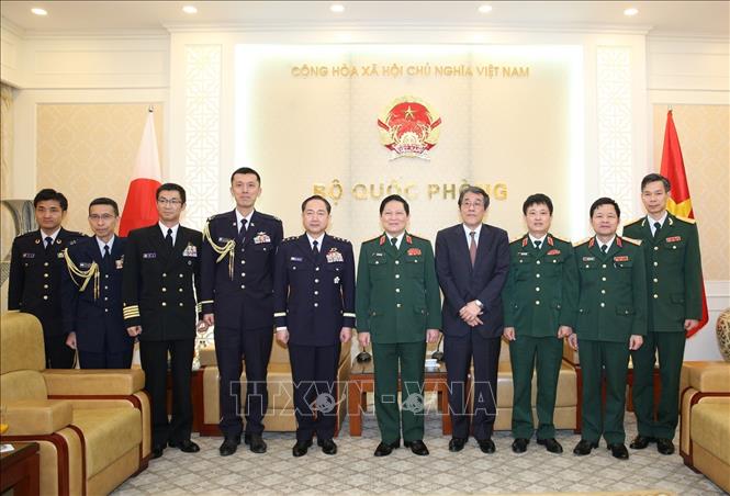  Đại tướng Ngô Xuân Lịch và Đại tướng Yamazaki Koji cùng thành viên đoàn hai nước chụp ảnh chung. Ảnh: Dương Giang/TTXVN