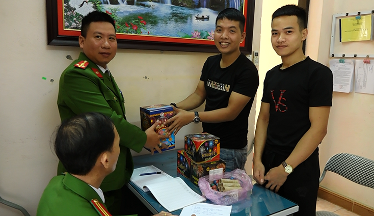 Người dân tự nguyện giao nộp pháo tại Phòng Cảnh sát Quản lý hành chính về Trật tự xã hội