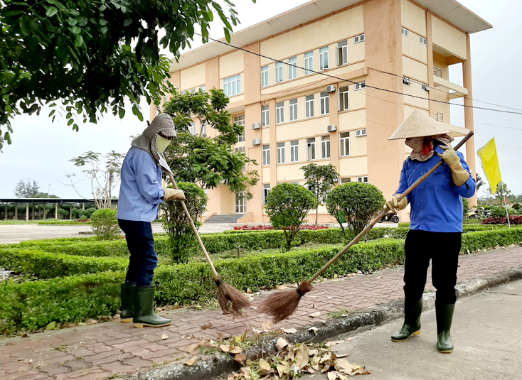 Làm tổng vệ sinh khuôn viên nhà trường.