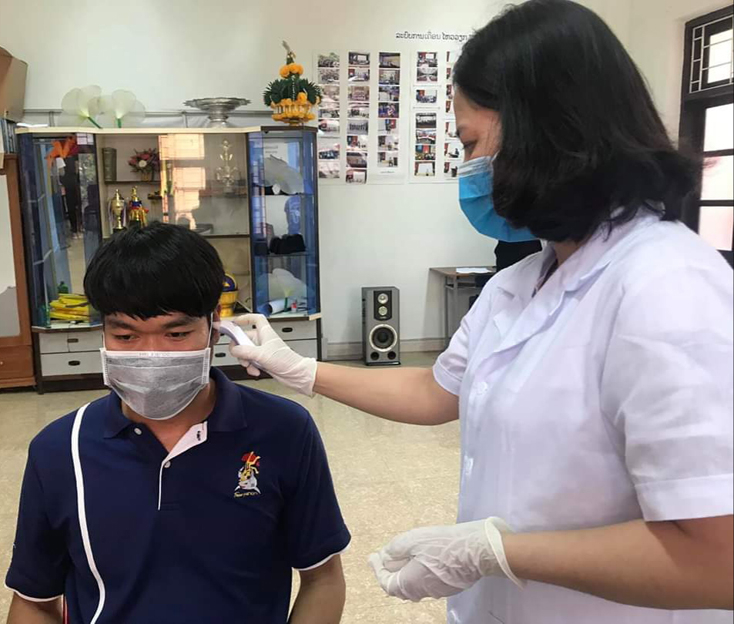 Kiểm tra thân nhiệt lưu học sinh Lào.