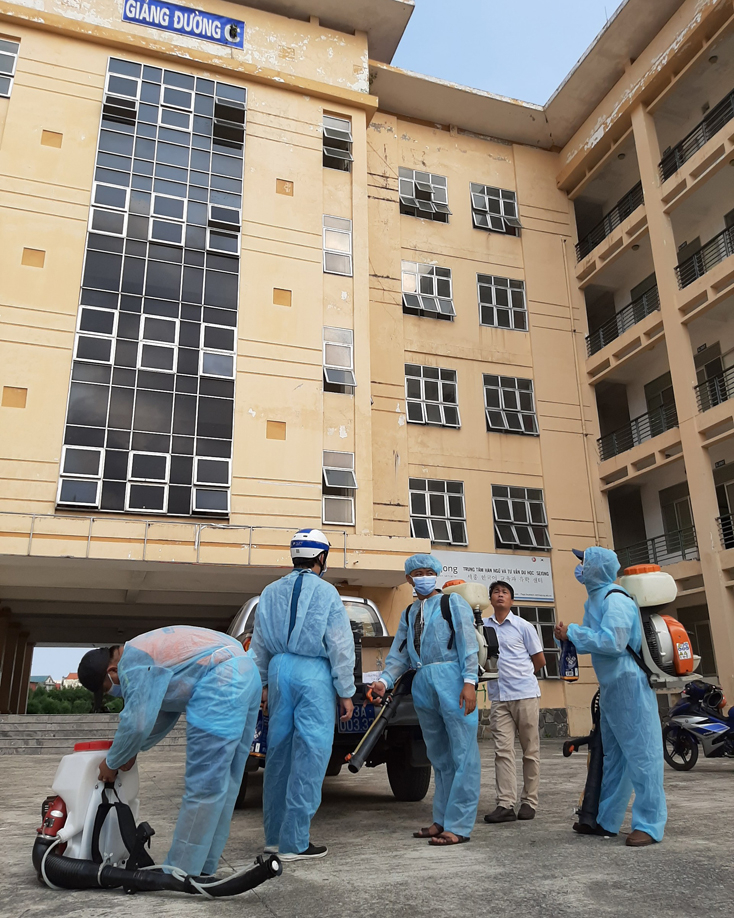 Ngày 2-3-2020, nhà trường tiếp tục phối hợp với Trung tâm y tế Đồng Hới phun tiêu độc khử trùng lần 2, bảo đảm môi trường an toàn để sáng thứ 4 đón sinh viên trở lại trường học tập. 