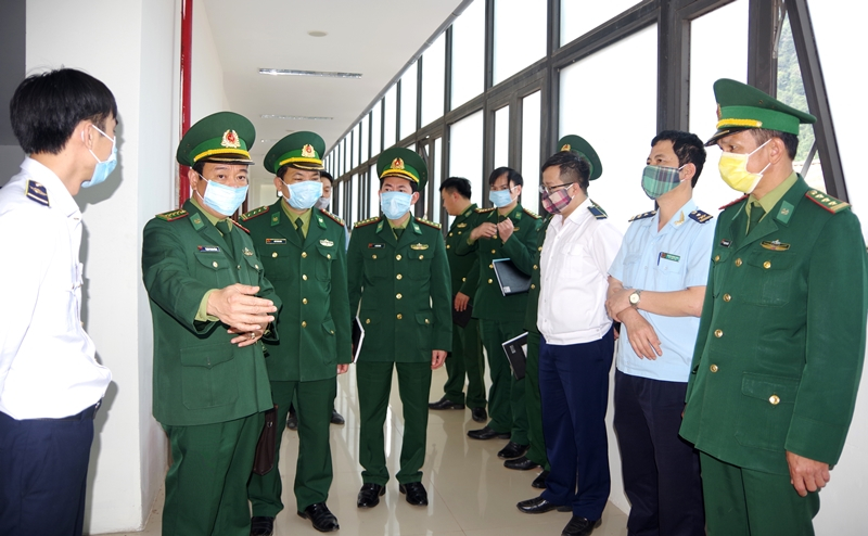 Đại tá Trịnh Thanh Bình, Chỉ huy trưởng BĐBP tỉnh Quảng Bình (thứ hai từ trái sang) cùng đoàn công tác kiểm tra công tác phòng chống dịch Covid-19 tại cửa khẩu quốc tế Cha Lo.
