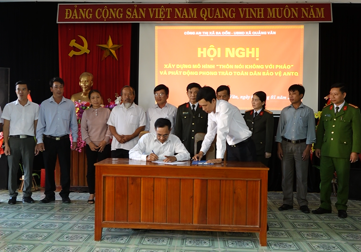 Đại diện người dân ký cam kết thực hiện mô hình “Thôn nói không với pháo”